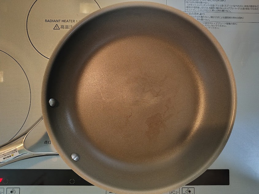 食器用洗剤で洗った後のコレールフライパンの内面