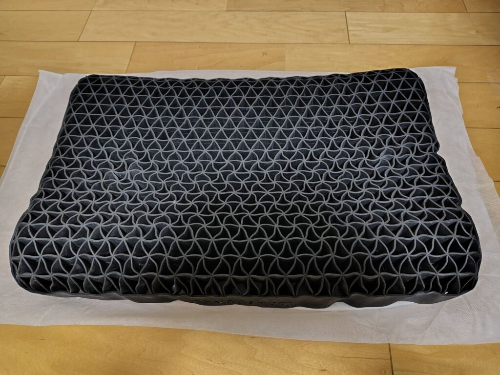 カバーを外したヒツジのいらない枕 至極の本体。三角の格子が並ぶTPE素材