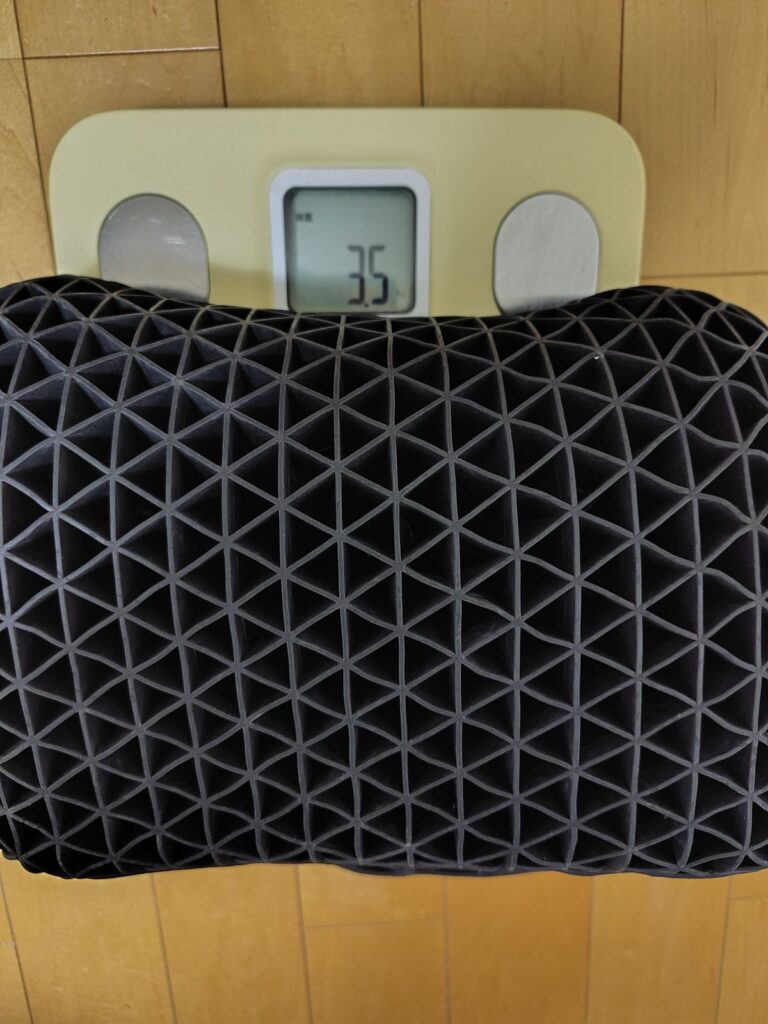 ヒツジのいらない枕 至極の本体を体重計にのせて量った様子。表示は3.5kg